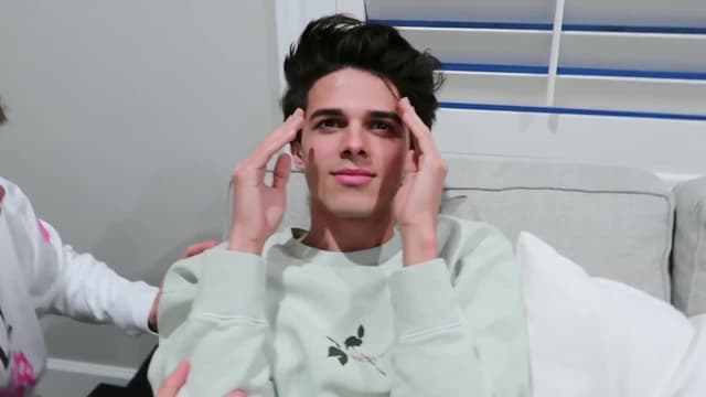 S07:E05 - What People Assume About Twins / Dying My Hair Pink and Pranking My Friends