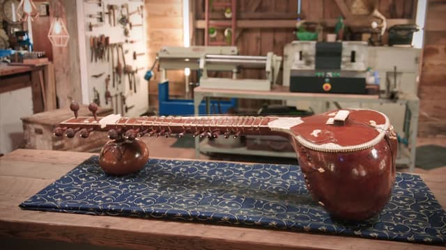 S06:E17 - Father's Sitar, WW2 Pilots Jacket and Flying Toy Bird