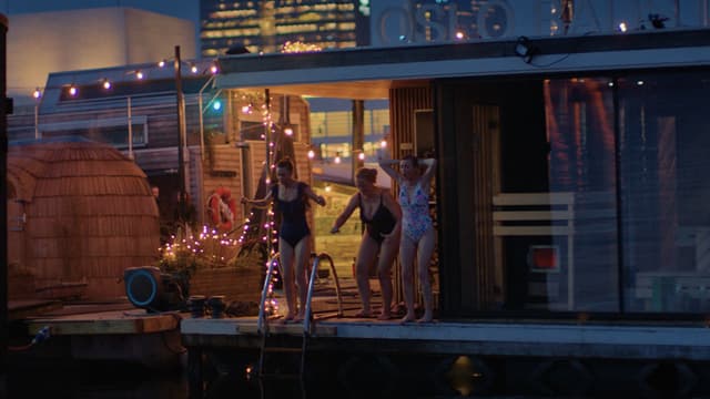 S03:E03 - Ding Dong Merrily on High