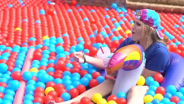 S01:E10 - Extreme ONE COLOR Ball Pit Pool Challenge! / EXTREME Hydro Dipping $10 vs $1000 Items!