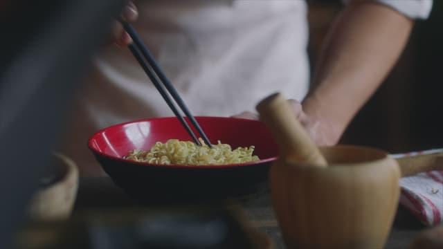 S06:E09 - Asian Food Invasion