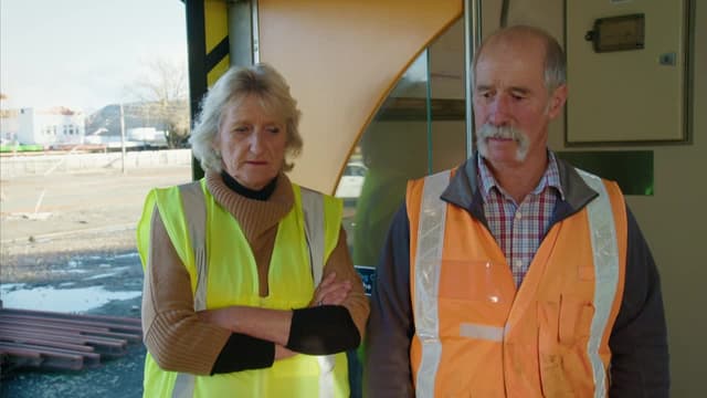 S01:E03 - Train Hastings House