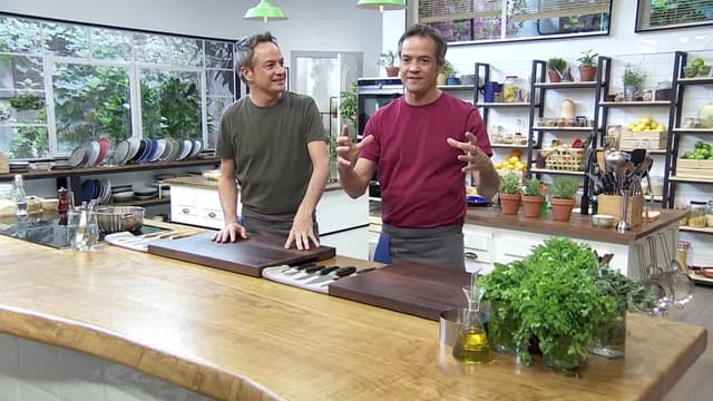 S01:E82 - Hummus con tomates y anchoas y pata canaria asada