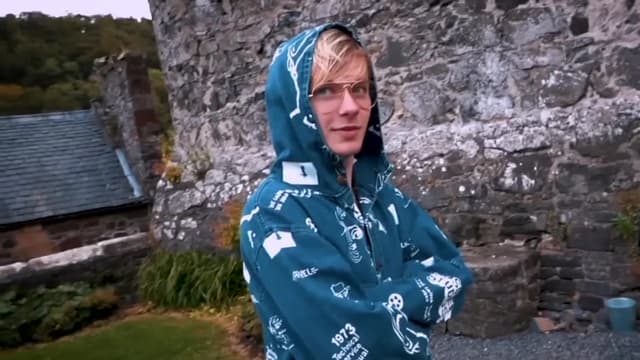 S04:E06 - Overnight at Haunted Queen Mary Castle