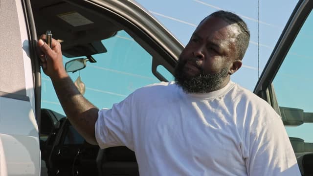 S01:E01 - Monster Crabber