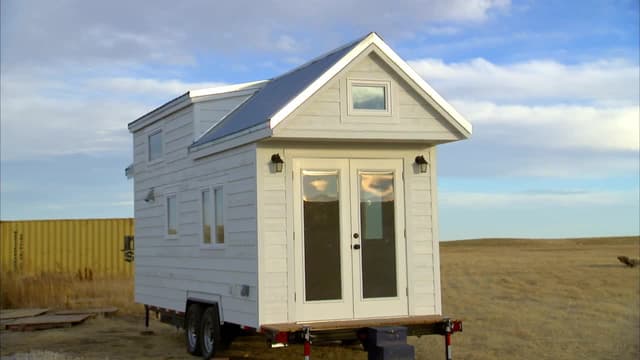 S04:E19 - Flying High in a Tiny House