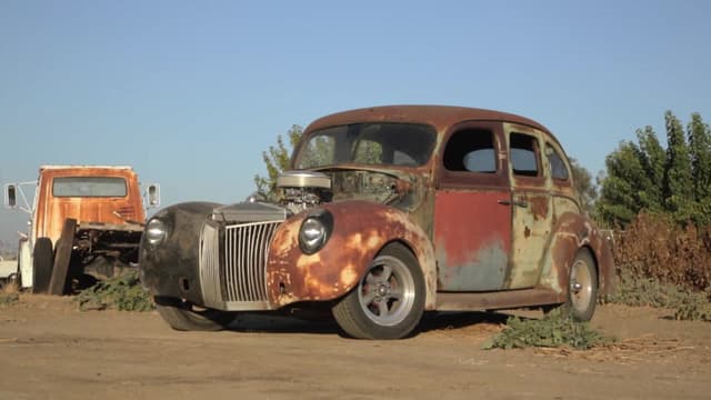 S03:E01 - Bootlegging in a '40 Ford