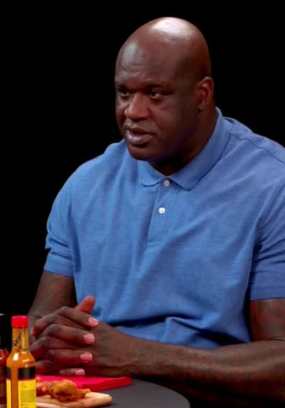 S08:E08 - Shaq Tries to Not Make a Face While Eating Spicy Wings poster
