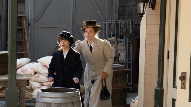 T15:C01 - S15:E01 - The Things We Do for Love (Part 1)