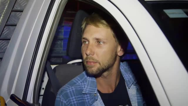 S07:E01 - She Loves Me Not