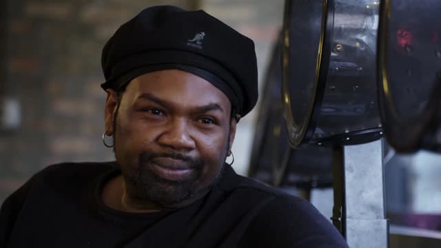 S01:E01 - Chi Town Gossip