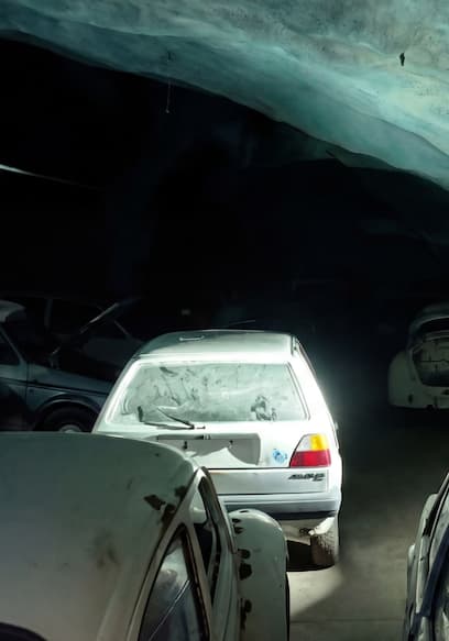 S02:E09 - Hundreds of Stolen Cars Found in Cave poster