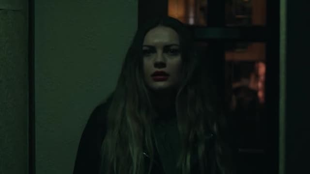 S01:E01 - Through the Gates