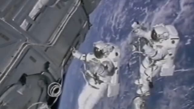 S01:E06 - The Shuttle and Living in Space