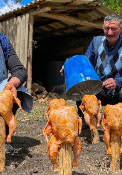Affiche de S01:E01 - Cooking Chickens Under Buckets