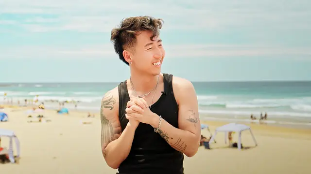 S01:E01 - I Moved Into a Beach House With 7 Singles