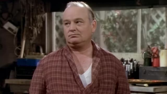 T02:C01 - S02:E01 - Chris Moves Out