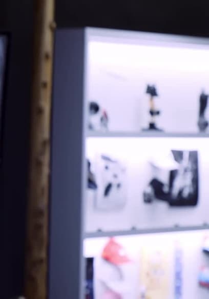 S01:E17 - Lewis Hamilton, Rich Brian and Daniel Cormier Go Sneaker Shopping With Complex poster