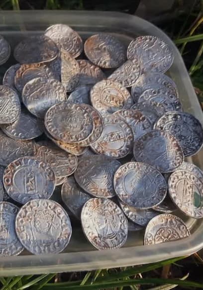 S01:E04 - Queen Victoria Items, Hand Bills, Medusa Head poster