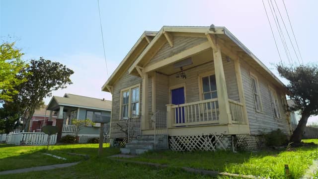 S03:E02 - Beach Please