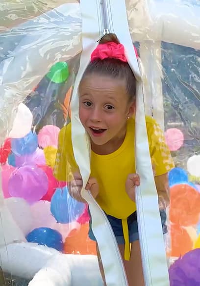 S04:E08 - Nastya's Fun-Filled Days: Good Behavior, Family Time, and a Vlog in Prague poster