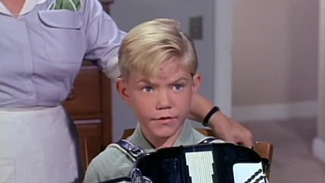 S03:E13 - Hazel's Nest Egg