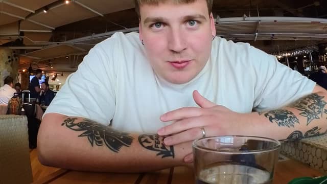 S01:E20 - Extreme Hide-and-Seek in an Airport