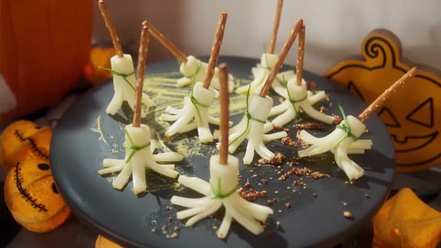 S02:E01 - Halloween Open House