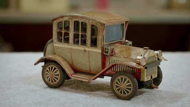 S07:E19 - Toy Car, Football Scrap Book, Italo's Briefcase