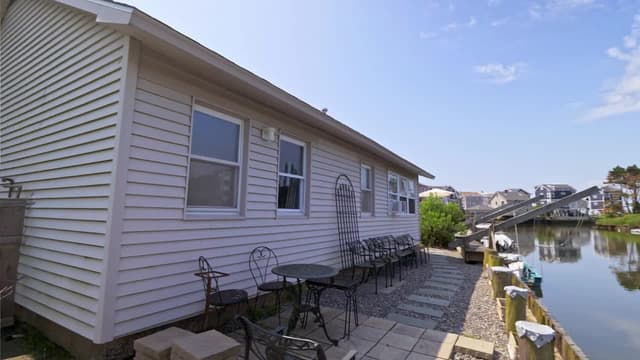 S06:E12 - Beach Home in Connecticut