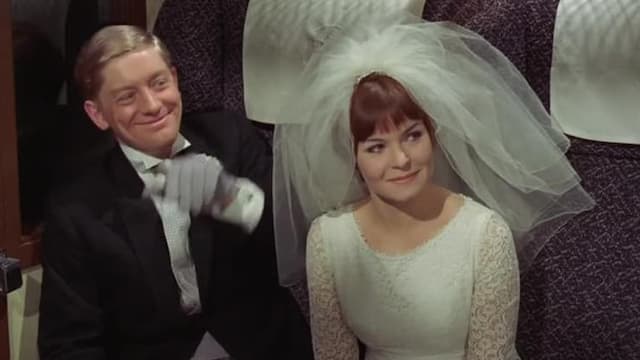 S05:E13 - A Funny Thing Happened on the Way to the Station