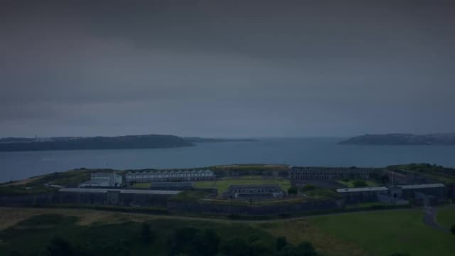 S03:E16 - Spike Island
