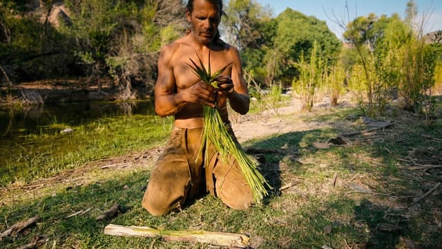 S01:E09 - Primitive Shelter and Fish Traps