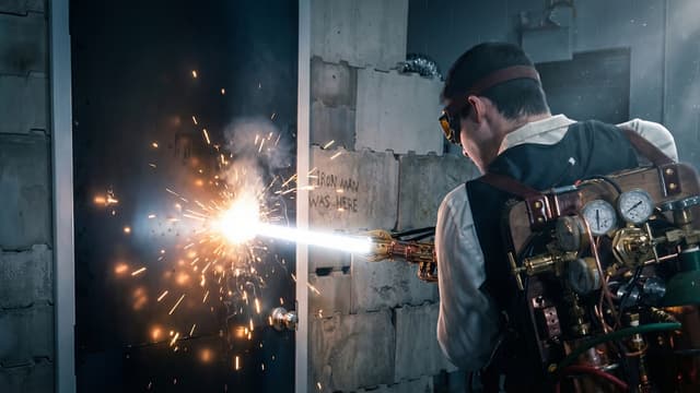 S01:E11 - 4000° Plasma Proto-Lightsaber Build