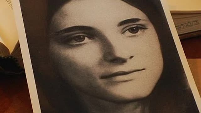 S04:E09 - The Calling Card / Carol's Diary