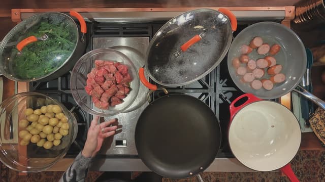 S01:E04 - Cheese Fondue With Vegetables, Sausage and Beef Tips