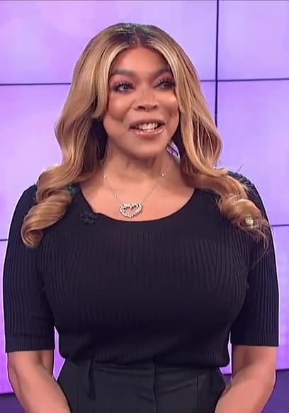 S11:E12019 - Rihanna Shades J. Lo Over Super Bowl Halftime Show! poster