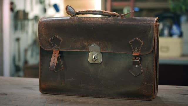 S07:E11 - Abe Pops Violin, Toy Replica Cooker, Leather Briefcase