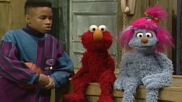 S22:E103 - Elmo and His Friends Play Wubbaball