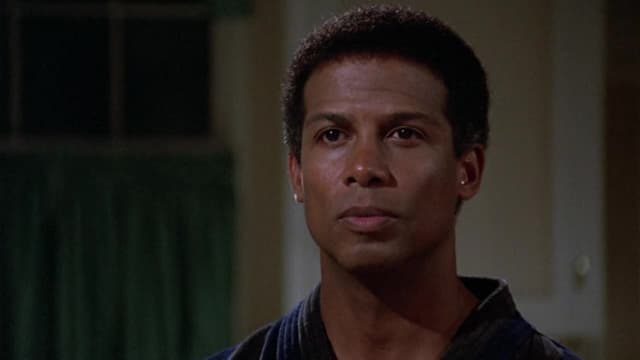 S02:E04 - The Hammer and the Glove