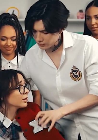 S02:E08 - The Most Famous Actor Fell in Love with An Ordinary Girl (Ep 1: XO Team)  poster
