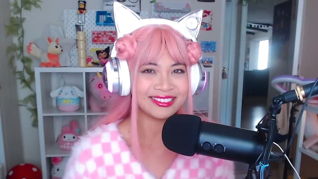 S01:E10 - SugarStar Goes to Hello Kitty Cafe in Real Life!