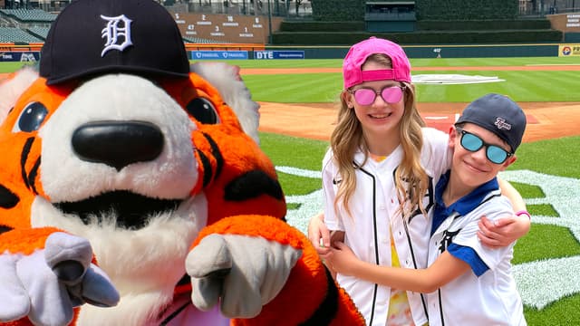 S01:E03 - Detroit Tigers Surprise With My PB and J!