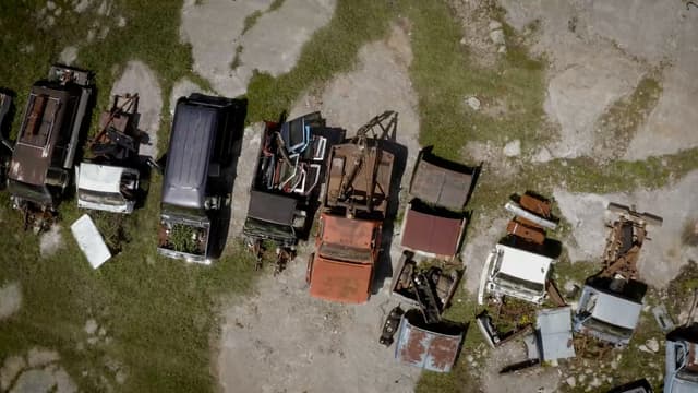 S01:E01 - Junkyard Tow Truck