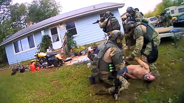 S01:E07 - Five Officers Shot During Minnesota Raid