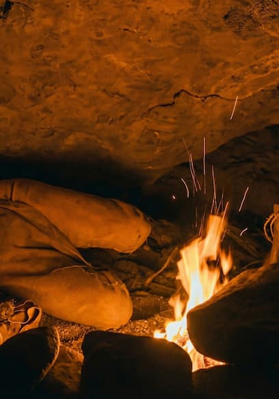 S01:E01 - Primitive Survival Shelter Under a Rock poster