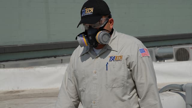 S01:E09 - Roach Motel