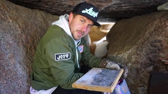 S01:E09 - We Found a Hidden Cave Fort