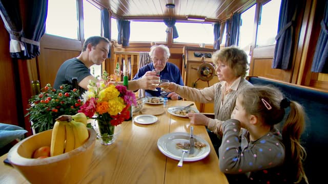 S01:E04 - France