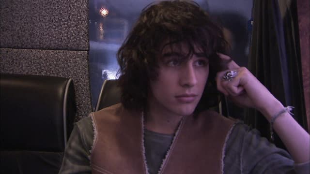 S02:E13 - British Invasion